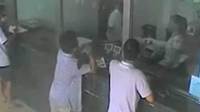男子持刀抢银行遭无视