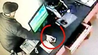 店主请老人避寒被顺走手机