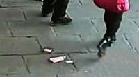 实拍3000元掉地无人敢捡