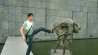 男子大屠杀遇难馆前拍照恶搞