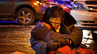 真情!大爷雪地抱亡妻2小时