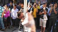 男子抢劫反被扒光示众