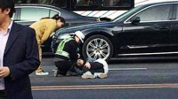 辅警单膝跪地托扶伤女半小时