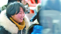 19岁女孩带重病母亲求学