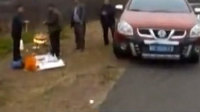 实拍男子高速路上野炊