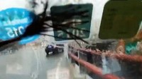的哥因与乘客斗气危险撞桥