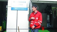 富二代开宝马以收泔水为生
