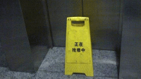 电梯失控小伙子头皮被削