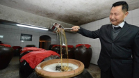 "土豪"豪宅挖酒窖藏酒千余坛