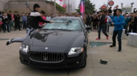富二代喝醉后比赛砸车
