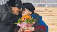 百岁夫妻别样情人节"礼物"