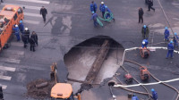 北京道路现直径5米“天坑”