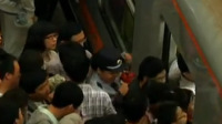 地铁早高峰列车员被挤上车