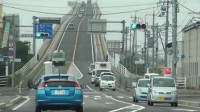 日本大桥陡峭似过山车