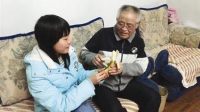 女孩撞伤老人后辞职陪护