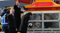 比利时首相亲自接机大熊猫