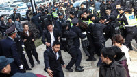 杭州降房价业主砸售楼处