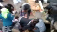 送葬队伍数十人跌落悬崖