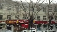 屋顶融雪飞流直下似瀑布