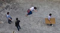 记者街头摔倒测试"扶不扶"