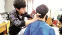 男生自学理发寝室开店生意火
