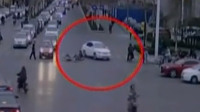 无牌轿车肇事逃逸连撞两人
