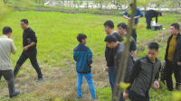 两名少年撬车偷警察配枪