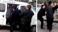 实拍城管强行抛市民上车