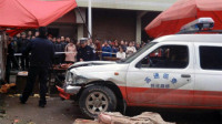 执法车失控冲入人群致多死