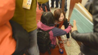 张春贤遭围堵两记者倒地