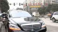 三轮车撞奔驰司机放弃赔偿