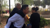 国税局干部背母亲看梨花