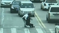 老人被撞中学生诠释“扶不扶"