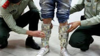 男子绑58万美金现钞闯关被查