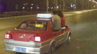 疯狂男女坐车窗外玩自拍