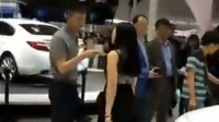 实拍女子大闹车展要买车