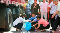 女孩用身体为兄妹舍身挡车轮