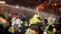 台湾万人反核遭水枪驱散