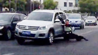 违章女拖行交警近百米