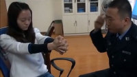 女记者被催眠瞬间变"钢板"