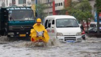 中国南方多地遭暴雨侵袭