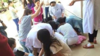 男子爬上女生宿舍砍伤2人