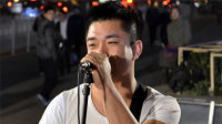 男子为天堂妈妈开演唱会