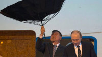 普京抵上海伞被风吹翻