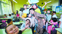重庆一小学师生穿睡衣上课