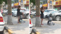 实拍女子街头狠踹幼童