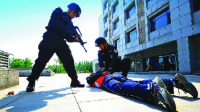 实拍特警一分钟击毙"暴徒"