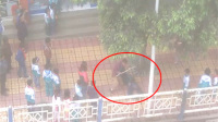 男孩疑偷窃街头遭暴打
