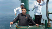 金正恩登潜艇视察朝鲜海军