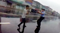 实拍男子持刀袭警遭枪击